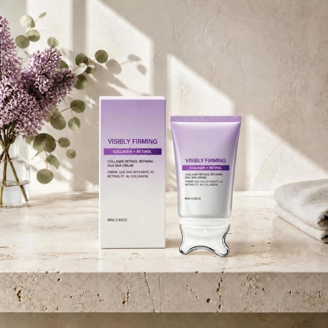 Le sculpteur jawline vély, crème gua sha à tête argentée, sur un plan en travertin avec des lilas